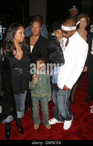 Le 7 novembre 2002 - La Californie, USA - K27061MR HALF PAST DEAD Première du film.LOEWS CENTURY PLAZA CINEMA, Century City, CA.nov. 07, 2002. MILAN RYBA/ 2002.JA RULE ET DE LA FAMILLE, MAMAN DEBBI, ÉPOUSE AISHA ATKINS, DTR BRITNEY ET SON FILS JEFFREY(Image Crédit : © Globe Photos/ZUMAPRESS.com) Banque D'Images