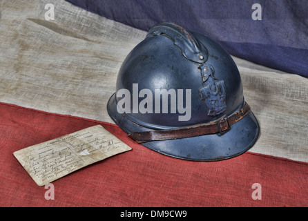 1914 casque français avec carte postale de la guerre Banque D'Images