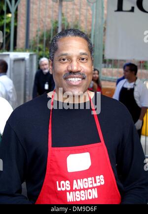 Le 27 novembre 2002 - Los Angeles, Californie, USA - LARRY ELDER ..K27302MR LOS ANGELES MISSION REPAS THANKGIVING POUR LES SANS-ABRI.MISSION DE LOS ANGELES, LOS ANGELES, CA.27 novembre 2002. MILAN RYBA/(2002 Image : © Crédit Photos Globe/ZUMAPRESS.com) Banque D'Images