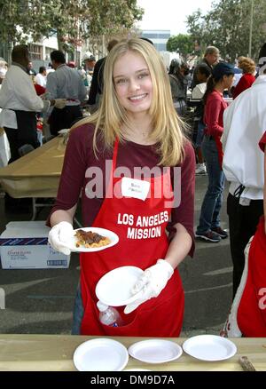 Le 27 novembre 2002 - Los Angeles, Californie, USA - Sara Paxton ..K27302MR LOS ANGELES MISSION REPAS THANKGIVING POUR LES SANS-ABRI.MISSION DE LOS ANGELES, LOS ANGELES, CA.27 novembre 2002. MILAN RYBA/(2002 Image : © Crédit Photos Globe/ZUMAPRESS.com) Banque D'Images