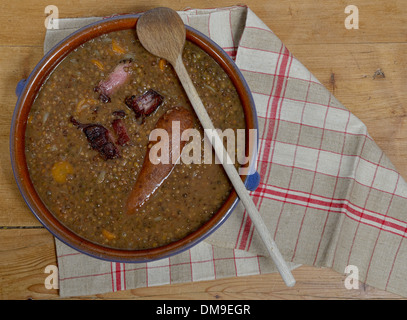 Saucisses de Morteau aux lentilles et carottes Banque D'Images