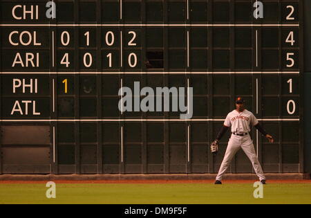 Le lanceur des Giants de San Francisco Russ Ortiz réagit après avoir jeté des Astros de Houston batter Lance Berkman qui avaient mis à Ortiz dans la 4e manche de l'Gianst/jeu Astros au champ d'Enron à Houston, Texas, jeudi soir. Sacramento Bee photographie par Jose Luis Villegas 10/04/01 un ventilateur en champ centre gauche nous tend un signe pour des géants comme la tête dans le bas de la 4t Banque D'Images