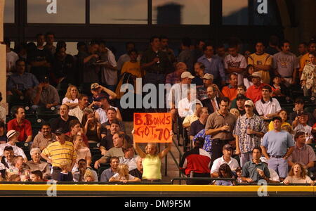 Le lanceur des Giants de San Francisco Russ Ortiz réagit après avoir jeté des Astros de Houston batter Lance Berkman qui avaient mis à Ortiz dans la 4e manche de l'Gianst/jeu Astros au champ d'Enron à Houston, Texas, jeudi soir. Sacramento Bee photographie par Jose Luis Villegas 10/04/01 un ventilateur en champ centre gauche nous tend un signe pour des géants comme la tête dans le bas de la 4t Banque D'Images