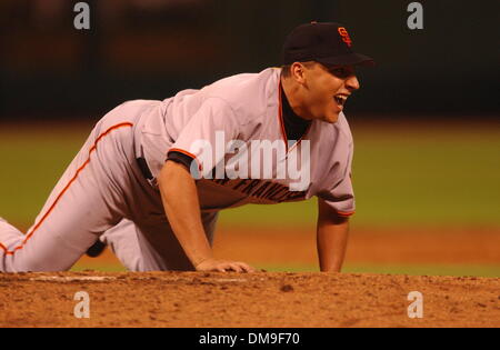 Le lanceur des Giants de San Francisco Russ Ortiz réagit après avoir jeté des Astros de Houston batter Lance Berkman qui avaient mis à Ortiz dans la 4e manche de l'Gianst/jeu Astros au champ d'Enron à Houston, Texas, jeudi soir. Sacramento Bee photographie par Jose Luis Villegas 10/04/01 un ventilateur en champ centre gauche nous tend un signe pour des géants comme la tête dans le bas de la 4t Banque D'Images