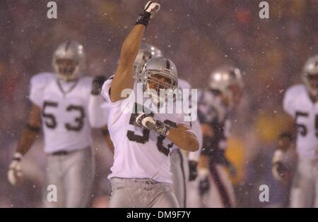 Eric Barton célèbre après l'arrêt au 4ème vers le bas. patriotes Photo prise au cours de l'AFC Championship entre l'Oakland Raiders et New England Patriots à Foxboro Stadium, Massachusetts, samedi, 19 janvier 2002. Sacramento Bee/Bryan Patrick /ZUMA Press Banque D'Images