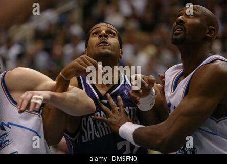 La défense de l'Utah, Jim Jackson est retenu à partir du panier par Karl Malone dans le jeu 3 de la Conférence Ouest Playoffs entre le Sacramednto rois et les Utah Jazz au Delta Center, Salt Lake City, Utah, le samedi 26 avril 2003. Sacramento Bee photographie par Bryan Patrick/ZUMA Press Banque D'Images