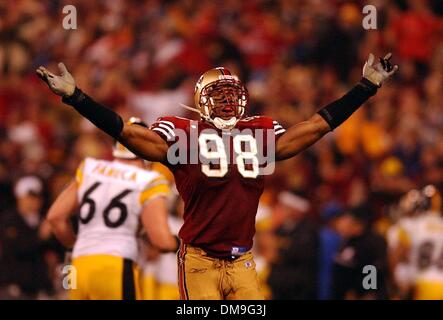 San Francisco 49ers Julian Peterson réagit après l'équipe a fait un stop défensif dans le 4e quart du 49ers San Franciosco- Pittsburgh Steelers jeu lundi soir, le 17 novembre 2003 au Candlestick Park. Sacramento Bee photographie par Jose Luis Villegas, 17 Novembre 2003/ZUMA Press Banque D'Images