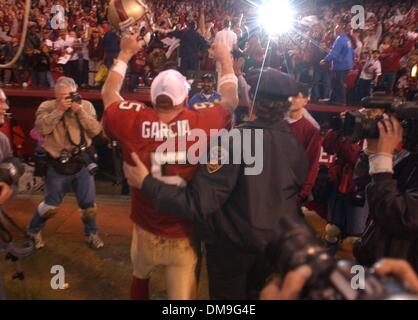 San Francisco 49ers quarterback Jeff Garcia est escorté comme il se dirige vers l'lockeroom après la 49ers 39-38 gagner dans la NFC Wild Card match entre les San Francisco 49ers et les Giants de New York, le dimanche 5 janvier 2003 au Candlestick Park de San Francisco. Sacramento Bee photographie par Jose Luis Villegas 5 Janvier 2003/ZUMA Press Banque D'Images