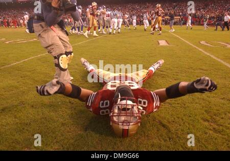 San Francisco 49er Julian Peterson commence à célébrer après les 49ers 39-38 la victoire dans la NFC Wild Card match entre les San Francisco 49ers et les Giants de New York, le dimanche 5 janvier 2003 au Candlestick Park de San Francisco. Sacramento Bee photographie par Jose Luis Villegas 5 Janvier 2003/ZUMA Press Banque D'Images