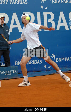 Apr 17, 2005 ; Monaco, Monaco ; Tennis. Champion en titre, Guillermo Coria, de l'Argentine, renvoie la balle contre Rafael Nadal de l'Espagne dans leur dernier match de l'Open de Monte Carlo. Crédit obligatoire : Photo par Frédéric/Injimbert ZUMA Press. (©) Copyright 2005 par Frederic Injimbert Banque D'Images