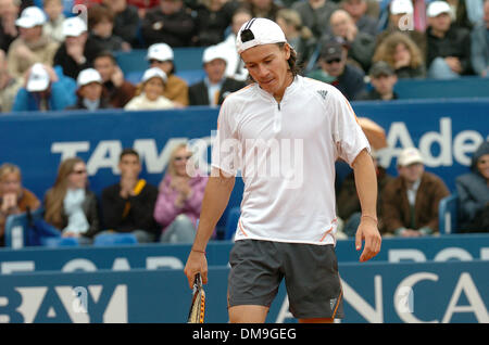 Apr 17, 2005 ; Monaco, Monaco ; Tennis. Champion en titre, Guillermo Coria, de l'Argentine, renvoie la balle contre Rafael Nadal de l'Espagne dans leur dernier match de l'Open de Monte Carlo. Crédit obligatoire : Photo par Frédéric/Injimbert ZUMA Press. (©) Copyright 2005 par Frederic Injimbert Banque D'Images