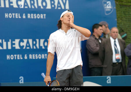 Apr 17, 2005 ; Monaco, Monaco ; Tennis. Champion en titre, Guillermo Coria, de l'Argentine, renvoie la balle contre Rafael Nadal de l'Espagne dans leur dernier match de l'Open de Monte Carlo. Crédit obligatoire : Photo par Frédéric/Injimbert ZUMA Press. (©) Copyright 2005 par Frederic Injimbert Banque D'Images