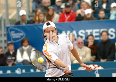 Apr 17, 2005 ; Monaco, Monaco ; Tennis. Champion en titre, Guillermo Coria, de l'Argentine, renvoie la balle contre Rafael Nadal de l'Espagne dans leur dernier match de l'Open de Monte Carlo. Crédit obligatoire : Photo par Frédéric/Injimbert ZUMA Press. (©) Copyright 2005 par Frederic Injimbert Banque D'Images