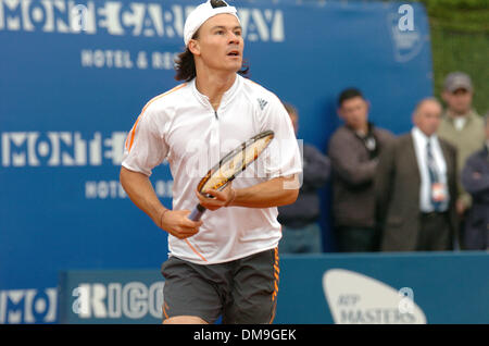 Apr 17, 2005 ; Monaco, Monaco ; Tennis. Champion en titre, Guillermo Coria, de l'Argentine, renvoie la balle contre Rafael Nadal de l'Espagne dans leur dernier match de l'Open de Monte Carlo. Crédit obligatoire : Photo par Frédéric/Injimbert ZUMA Press. (©) Copyright 2005 par Frederic Injimbert Banque D'Images