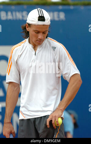 Apr 17, 2005 ; Monaco, Monaco ; Tennis. Champion en titre, Guillermo Coria, de l'Argentine, renvoie la balle contre Rafael Nadal de l'Espagne dans leur dernier match de l'Open de Monte Carlo. Crédit obligatoire : Photo par Frédéric/Injimbert ZUMA Press. (©) Copyright 2005 par Frederic Injimbert Banque D'Images