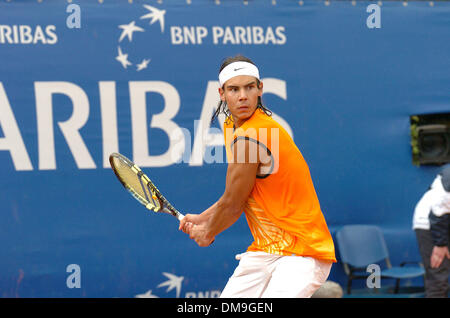 Apr 17, 2005 ; Monaco, Monaco ; Tennis. RAFAEL NADAL, de l'Espagne, il retourne un revers à Guillermo Coria, de l'Argentine, lors de leur dernier match du tournoi de tennis de Monte Carlo à Monaco. Crédit obligatoire : Photo par Frédéric/Injimbert ZUMA Press. (©) Copyright 2005 par Frederic Injimbert Banque D'Images