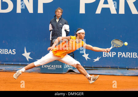 Apr 17, 2005 ; Monaco, Monaco ; Tennis. RAFAEL NADAL, d'Espagne, revient à Guillermo Coria, de l'Argentine, lors de leur dernier match du tournoi de tennis de Monte Carlo à Monaco. Crédit obligatoire : Photo par Frédéric/Injimbert ZUMA Press. (©) Copyright 2005 par Frederic Injimbert Banque D'Images