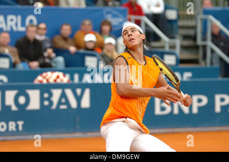 Apr 17, 2005 ; Monaco, Monaco ; Tennis. RAFAEL NADAL, d'Espagne, revient à Guillermo Coria, de l'Argentine, lors de leur dernier match du tournoi de tennis de Monte Carlo à Monaco. Crédit obligatoire : Photo par Frédéric/Injimbert ZUMA Press. (©) Copyright 2005 par Frederic Injimbert Banque D'Images