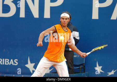 Apr 17, 2005 ; Monaco, Monaco ; Tennis. RAFAEL NADAL, d'Espagne, revient à Guillermo Coria, de l'Argentine, lors de leur dernier match du tournoi de tennis de Monte Carlo à Monaco. Crédit obligatoire : Photo par Frédéric/Injimbert ZUMA Press. (©) Copyright 2005 par Frederic Injimbert Banque D'Images