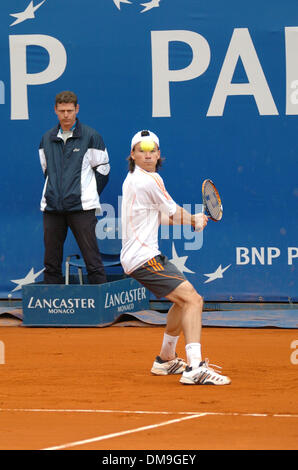 Apr 17, 2005 ; Monaco, Monaco ; Tennis. GUILLERMO CORIA, de l'Argentine, des yeux la balle avant de renvoyer la balle à Rafael Nadal, de l'Espagne, au cours de leur dernier match de l'Open de Monte Carlo. Crédit obligatoire : Photo par Frédéric/Injimbert ZUMA Press. (©) Copyright 2005 par Frederic Injimbert Banque D'Images