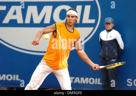 Apr 17, 2005 ; Monaco, Monaco ; Tennis. RAFAEL NADAL, d'Espagne, revient à Guillermo Coria, de l'Argentine, lors de leur dernier match du tournoi de tennis de Monte Carlo à Monaco. Crédit obligatoire : Photo par Frédéric/Injimbert ZUMA Press. (©) Copyright 2005 par Frederic Injimbert Banque D'Images