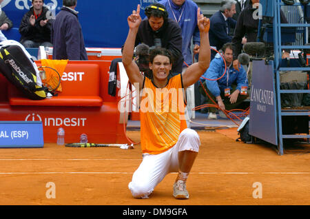 Apr 17, 2005 ; Monaco, Monaco ; Tennis. RAFAEL NADAL d'Espagne réagit comme il défait le champion en Argentine, Guillermo Coria dans leur dernier match du tournoi de tennis de Monte Carlo. Crédit obligatoire : Photo par Frédéric/Injimbert ZUMA Press. (©) Copyright 2005 par Frederic Injimbert Banque D'Images