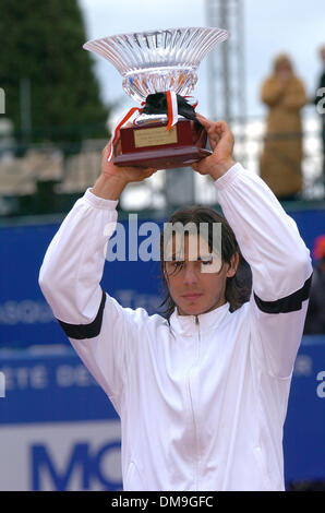 Apr 17, 2005 ; Monaco, Monaco ; Tennis. RAFAEL NADAL de l'Espagne tient son trophée après avoir battu le champion en Argentine, Guillermo Coria dans leur dernier match de l'Open de Monte Carlo. ( 6-3 6-1 0-6 7-5 ). Crédit obligatoire : Photo par Frédéric/Injimbert ZUMA Press. (©) Copyright 2005 par Frederic Injimbert Banque D'Images