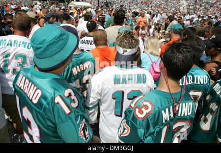 Aug 06, 2005 ; Canton, OH, USA ; Dan Marino fans rempli Fawcett Stadium pour l'enchâssement cérémonie. Crédit obligatoire : Photo par Allen Eyestone/Palm Beach Post/ZUMA Press. (©) Copyright 2005 par Allen Eyestone/Palm Beach Post Banque D'Images