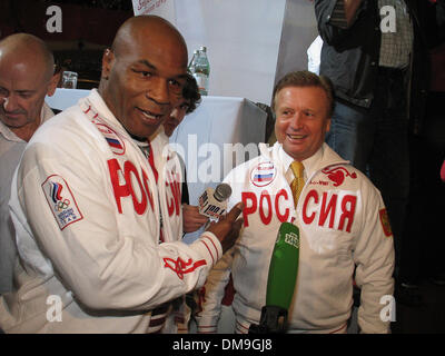 Le boxeur Mike Tyson et président du Comité Olympique Russe Leonid Tyagachev présentation au parti de la nouvelle forme de Bosko ferme-sport pour une équipe olympique de la Russie.(Image Crédit : © PhotoXpress/ZUMA Press) RESTRICTIONS : l'Amérique du Nord et du sud de l'homme SEULEMENT ! Banque D'Images