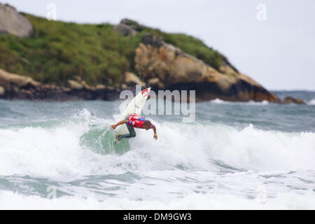 Nov 07, 2005 ; Florianopolis, Santa Catarina, Brésil ; Rookie WCT TIM REYES militant (CA, USA) a remporté son deuxième tour de la chaleur à la Nova Schin Festival présenté par Billabong à Imbituba, Brésil aujourd'hui. Reyes éliminé Australian Luke Stedman pour passer au troisième tour où il affrontera Victor brésilien Ribas. La Nova Schin Le Brésil est la dixième des 12 événements sur le 2005 Foster's Men's ASP Banque D'Images