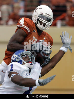 Nov 12, 2005 ; Austin, TX, USA ; NCAA Football : Longhorns' Limas Sweed (04) transporte un passage dans l'endzone pour marquer le premier touché de l'équipe contre Kansas' Theo Baines (01) au premier trimestre à Austin le samedi. Crédit obligatoire : Photo par Kin Homme Hui/San Antonio Express-News/ZUMA Press. (©) Copyright 2005 par San Antonio Express-News Banque D'Images