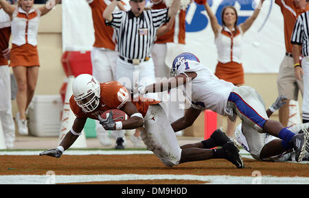 Nov 12, 2005 ; Austin, TX, USA ; NCAA Football : Longhorns' Ramonce Taylor (11) tempête dans l'endzone pour marquer un touché contre Kansas' Theo Baines (01) dans la première moitié à Austin le samedi : crédit obligatoire Photo de Kin Homme Hui/San Antonio Express-News/ZUMA Press. (©) Copyright 2005 par San Antonio Express-News Banque D'Images