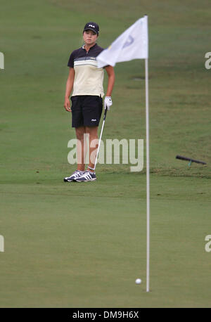 Nov 18, 2005 ; Palm Beach, FL, USA ; golfeur Hee-Won Han, voit son putt trouvé léger du 18ème green au cours de l'ADT Championship au Trump International Golf Club. Crédit obligatoire : Photo par Greg Lovett/Palm Beach Post /ZUMA Press. (©) Copyright 2005 par Palm Beach Post Banque D'Images