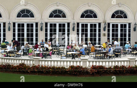 Nov 18, 2005 ; Palm Beach, FL, USA ; spectateurs pour le championnat ADT Profitez d'un déjeuner à l'extérieur de la Clubhouse au Trump International Golf Club crédit obligatoire : Photo par Greg Lovett/Palm Beach Post /ZUMA Press. (©) Copyright 2005 par Palm Beach Post Banque D'Images