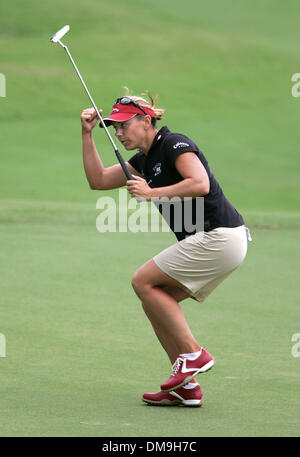 Nov 18, 2005 ; Palm Beach, FL, USA ; Annika Sorenstam pompes son poing après un aigle putt sur # 9 mettre son -5. Crédit obligatoire : Photo par Greg Lovett/Palm Beach Post /ZUMA Press. (©) Copyright 2005 par Palm Beach Post Banque D'Images