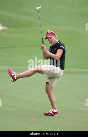 Nov 18, 2005 ; Palm Beach, FL, USA ; Annika Sorenstam voit son putt sur # 9 pour l'Aigle de lui apporter 5 sous à l'ADT Championship au Trump International Golf Club. Crédit obligatoire : Photo par Greg Lovett/Palm Beach Post /ZUMA Press. (©) Copyright 2005 par Palm Beach Post Banque D'Images