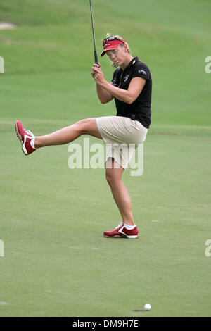 Nov 18, 2005 ; Palm Beach, FL, USA ; Annika Sorenstam voit son putt sur # 9 pour l'Aigle de lui apporter 5 sous à l'ADT Championship au Trump International Golf Club. Crédit obligatoire : Photo par Greg Lovett/Palm Beach Post /ZUMA Press. (©) Copyright 2005 par Palm Beach Post Banque D'Images