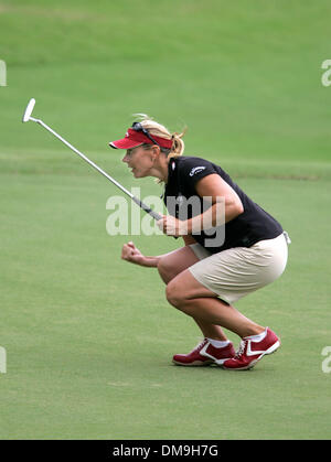 Nov 18, 2005 ; Palm Beach, FL, USA ; Annika Sorenstam voit son putt sur # 9 pour l'Aigle de lui apporter 5 sous à l'ADT Championship au Trump International Golf Club. Crédit obligatoire : Photo par Greg Lovett/Palm Beach Post /ZUMA Press. (©) Copyright 2005 par Palm Beach Post Banque D'Images