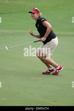 Nov 18, 2005 ; Palm Beach, FL, USA ; Annika Sorenstam pompes son poing après un aigle putt sur # 9 mettre son -5. Crédit obligatoire : Photo par Greg Lovett/Palm Beach Post /ZUMA Press. (©) Copyright 2005 par Palm Beach Post Banque D'Images