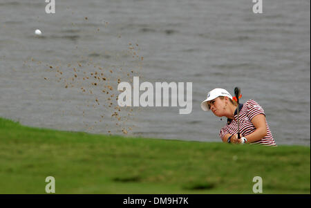 Nov 18, 2005 ; Palm Beach, FL, USA ; Paula Creamer hits out du bunker sur # 9 comme elle parred le trou dans le championnat ADT au Trump International Golf Club. Crédit obligatoire : Photo par Greg Lovett/Palm Beach Post /ZUMA Press. (©) Copyright 2005 par Palm Beach Post Banque D'Images