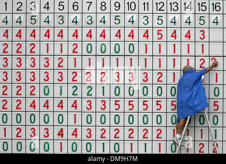 Nov 18, 2005 ; Palm Beach, FL, USA ; un marqueur posts les numéros sur un grand panneau sur le 18ème green au Championnat ADT au Trump International Golf Club. Crédit obligatoire : Photo par Greg Lovett/Palm Beach Post /ZUMA Press. (©) Copyright 2005 par Palm Beach Post Banque D'Images