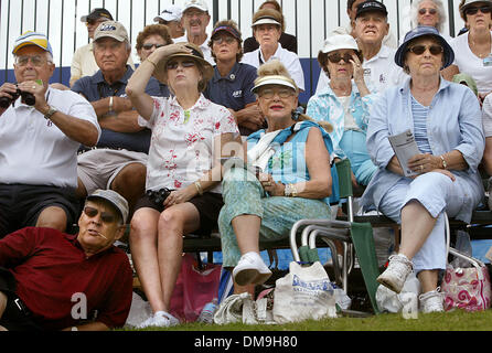 Nov 18, 2005 ; Palm Beach, FL, USA ; les spectateurs sur le 9e green watch le second coup d'Heather Bowie au Championnat ADT au Trump International Golf Club. Crédit obligatoire : Photo par Greg Lovett/Palm Beach Post /ZUMA Press. (©) Copyright 2005 par Palm Beach Post Banque D'Images