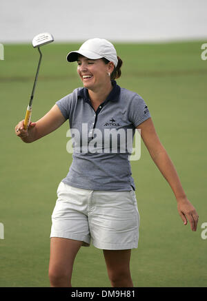 Nov 18, 2005 ; Palm Beach, FL, USA ; Marisa Baena célèbre après un birdie putt sur # 18 au Championnat ADT au Trump International Golf Club. Crédit obligatoire : Photo par Greg Lovett/Palm Beach Post /ZUMA Press. (©) Copyright 2005 par Palm Beach Post Banque D'Images