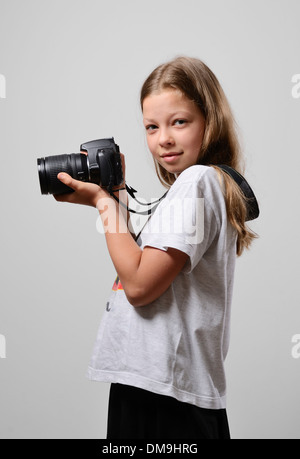 Preteen girl avec un appareil photo Banque D'Images