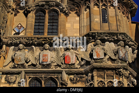 Pierre sculptée religieux travaux sur l'Église du Christ à la porte sud-ouest de l'entrée à la Cathédrale de Canterbury Banque D'Images