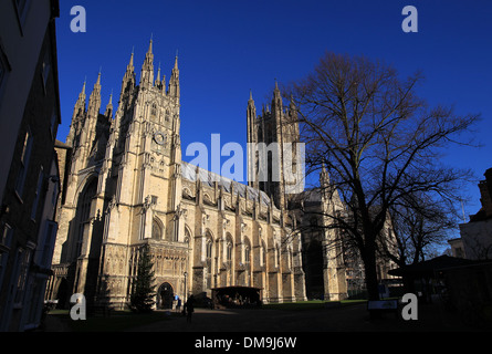 L'extérieur de la Cathédrale de Canterbury à partir de l'entrée ouest du sud sur une journée de décembre ensoleillé Banque D'Images