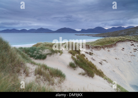 Une vue sur les dunes de Luskentyre avec les montagnes de l'Harris en arrière-plan, l'Outer Hebrides Banque D'Images