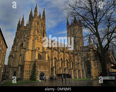L'extérieur de la Cathédrale de Canterbury à partir de l'entrée ouest du sud au crépuscule en décembre. Banque D'Images