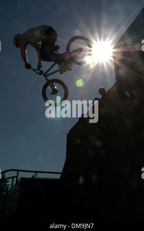 29 mai 2005 - Cincinnati, Ohio, USA - 17 ans vélo BMX rider DAVID WOODRUM, d'Harrison OH, participe au skatepark Mobile série mettant en vedette certains des meilleurs du monde à roulettes et vélo BMX riders. Il s'agit de la quatrième année, l'événement a été tournée nationale à Cincinnati. (Crédit Image : Â© Ken Stewart/ZUMA Press) Banque D'Images