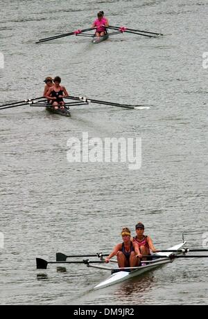 Sep 24, 2005 - Newport, Kentucky, USA - Collège et Lycée l'aviron des équipes de cinq membres a participé à la 12e édition de 'chef de l'équipage de régate lécher des courses de bateaux, samedi, sur la rivière Licking. Ici, trois bateaux de 2 personnes commencent leur course pour Wilder, Ky. à partir de la rivière Ohio, ligne de départ. (Crédit Image : Â© Ken Stewart/ZUMA Press) Banque D'Images